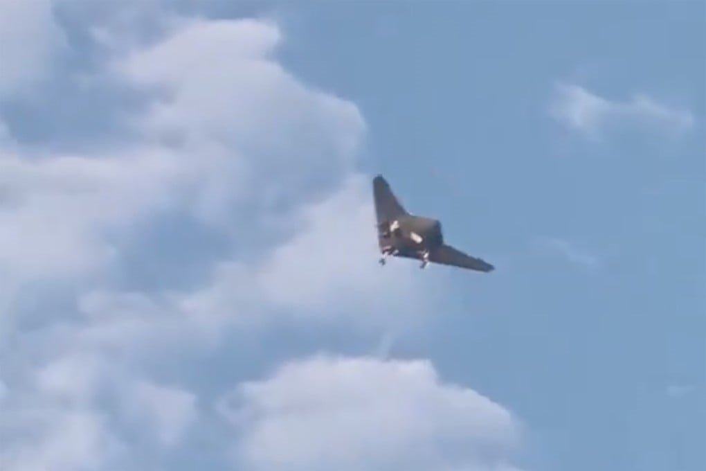 GJ-21 स्टील्थ कॉम्बैट ड्रोन का उड़ान परीक्षण और चीन का Type 076 Sichuan युद्धपोत