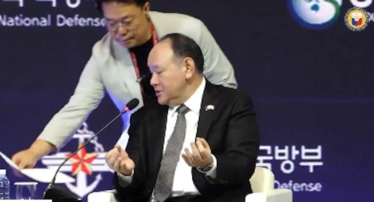 Philippines Defence Secretary Gilberto Teodoro receives a note from the Chinese side during the Seoul Defense Dialogue