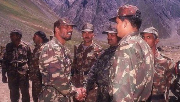 Nana Patekar in military uniform with Indian Army soldiers during the 1999 Kargil War